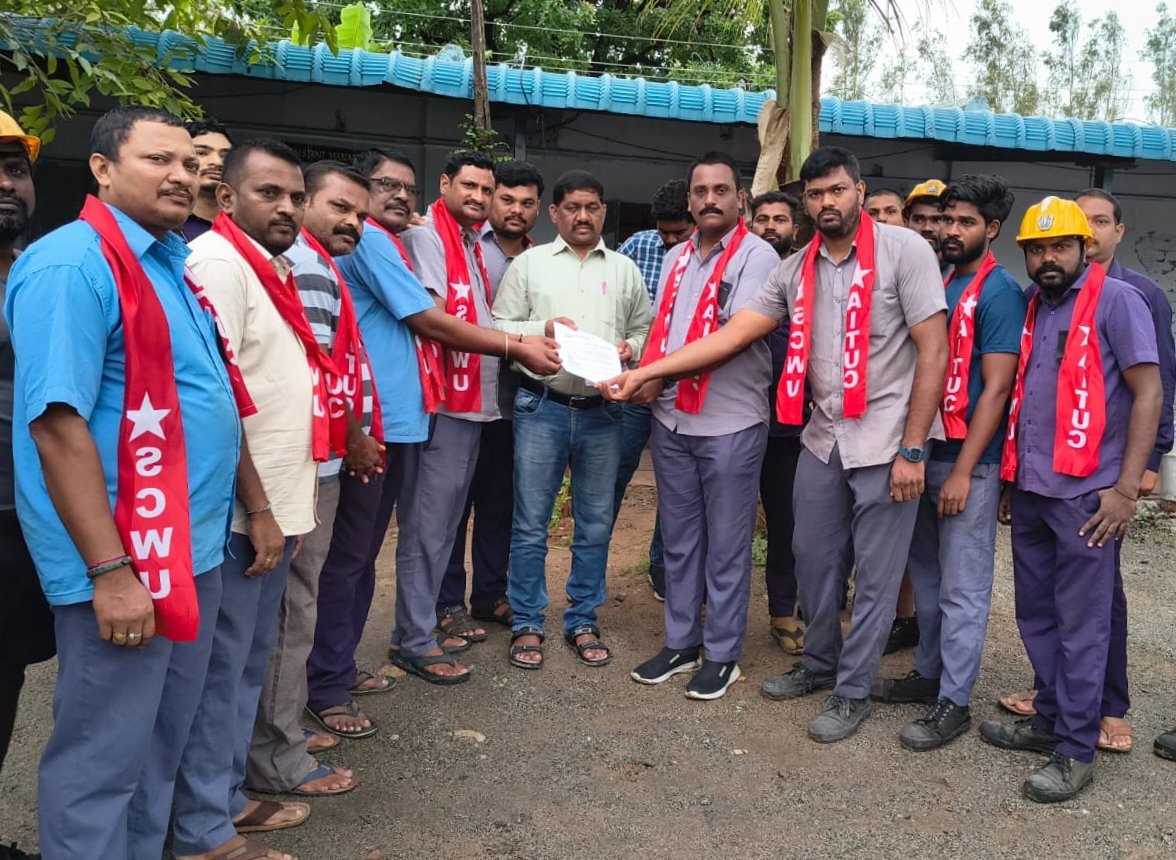 జేఏసీ   సంఘాల పిలుపు మేరకు నల్ల బడ్జిల నిరసన 